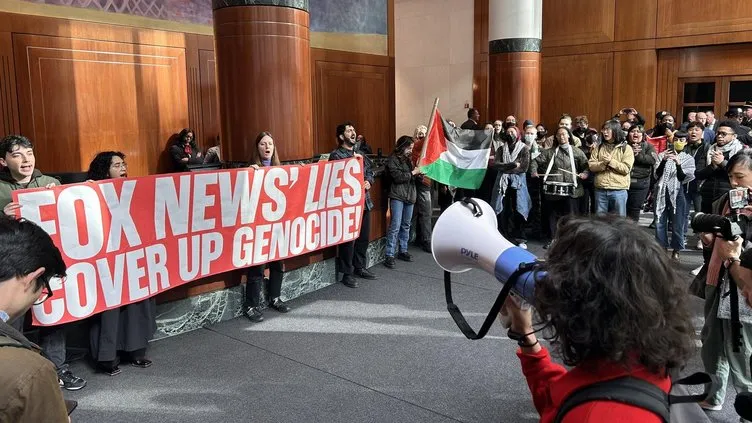New York Gazze için ayaklandı! Göstericiler News Corp'un genel merkezini basıp şirketi kırmızı boya ile kana boyadı!