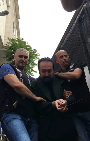 Adnan Oktar nezarethanede görüntülendi