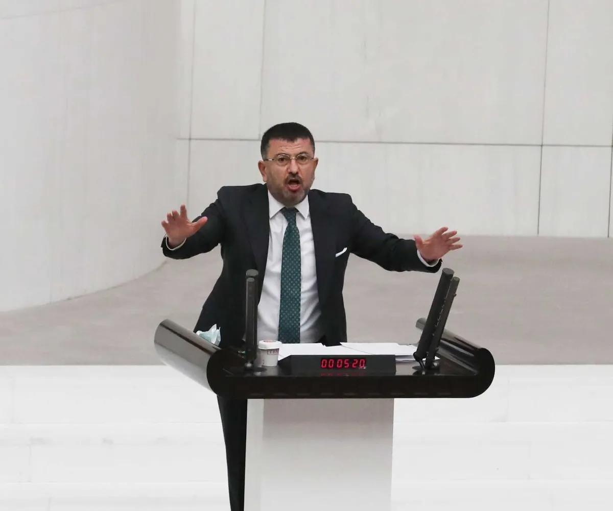 CHP'li Seferihisar ve Balçova belediyelerine yolsuzluk operasyonu: İsmail Yetişkin ve Onur Yiğit gözaltına alındı-3