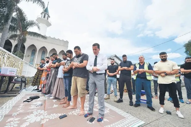 Yeni Zelanda'da halk, kurbanlar için kenetlendi-1