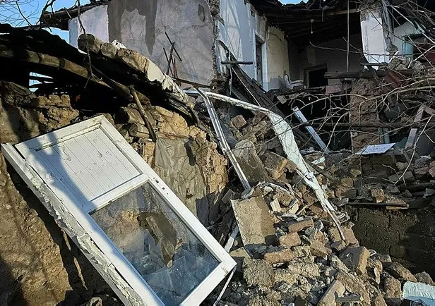 1679247651412.jpeg Malatya'da depremde ağır hasarlı binanın bir bölümü yağış sonrası kendiliğinden çöktü-3