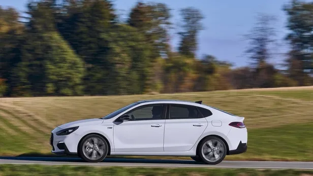 Hyundai i30 Fastback N Line, daha sportif görünümüyle geldi-5