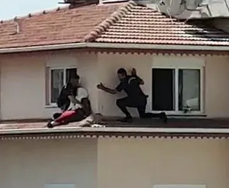 antalyada-5-katli-apartmanin-en-ust-katindan-atlamak-isteyen-kadini-jandarma-komutani-kurtardi-1663772852812.png Antalya'da 5 katlı apartmanın en üst katından atlamak isteyen kadını, jandarma komutanı kurtardı-3