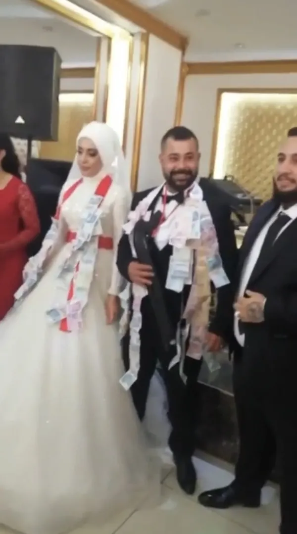 beylikduzunde-damada-pompali-tufek-taktilar-gelinin-surati-duserken-salonda-buyuk-alkis-koptu-1638856584271.jpg