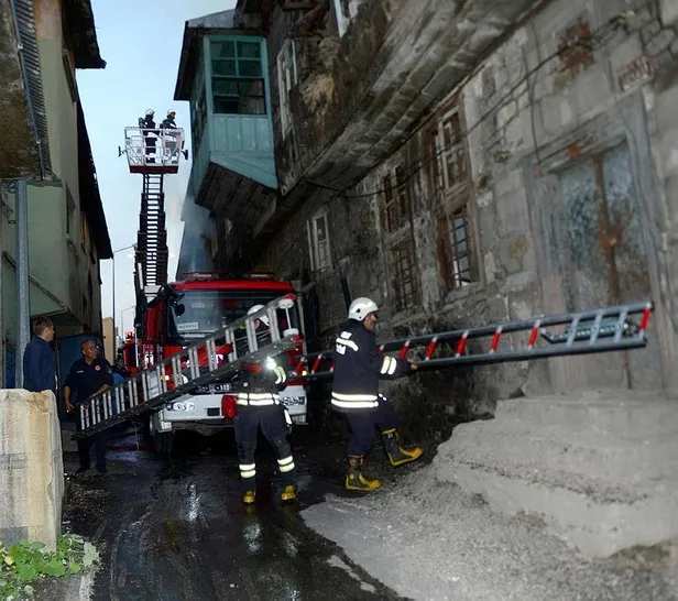 Erzurum'da tarihi ev yandı-4