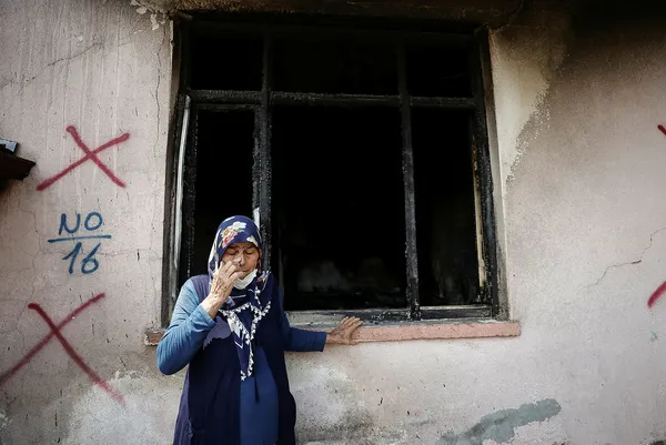 manavgattaki-yanginda-evi-kule-donen-kadin-yasadiklarini-gozyasiyla-anlatti-bunlar-icimi-parcaliyor-1628425366489.jpg Manavgat'taki yangında evi küle dönen kadın yaşadıklarını gözyaşıyla anlattı: Bunlar içimi parçalıyor-4
