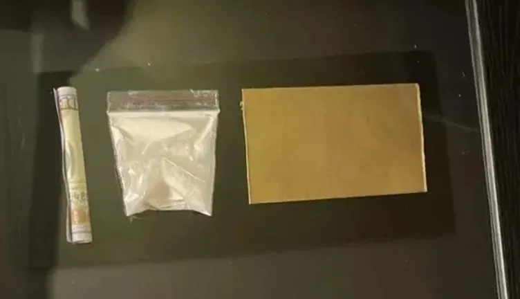 zehirli-ag-is-adamlari-alan-acti-fenomenler-uyusturucu-trafigini-buyuttu-dolari-rulo-yapip-posetten-cektiler-1766900411180.jpeg Zehirli ağ! İş adamları alan açtı fenomenler uyuşturucu trafiğini büyüttü: Doları rulo yapıp poşetten çektiler-2