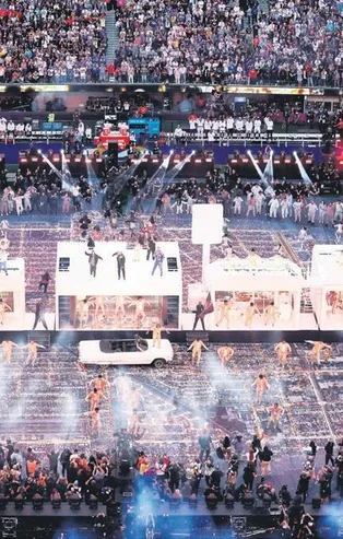 ABD'nin en büyük şovlarından biri olan Super Bowl'da ünlüler geçidi! Eminem, Snoop Dogg, Rihanna, Kendall Jenner...
