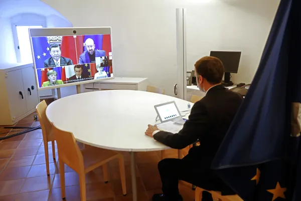 AB-Çin liderler zirvesine damga vuran an! Her fırsatta Türkiye’yi hedef alan Macron bu pozu verdi