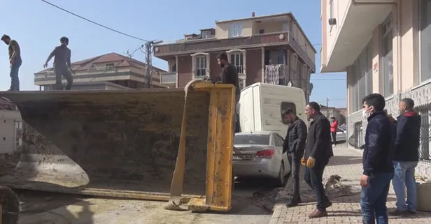 Arnavutköy’de hafriyat kamyonu devrildi