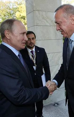 Başkan Erdoğan'ı kapıda karşılayan Putin: Siz geldiniz hava ne kadar güzel oldu