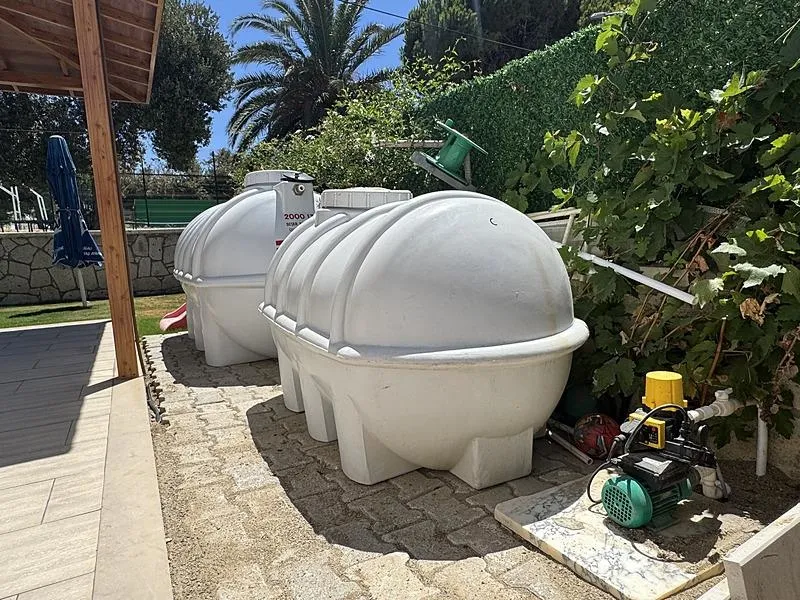 Su kesintileri İzmirlileri su deposu almaya yöneltti. (AA)