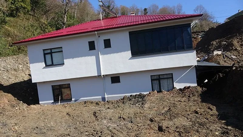 Artvin'deki heyelanda 50 metre sürüklenen ev (DHA)