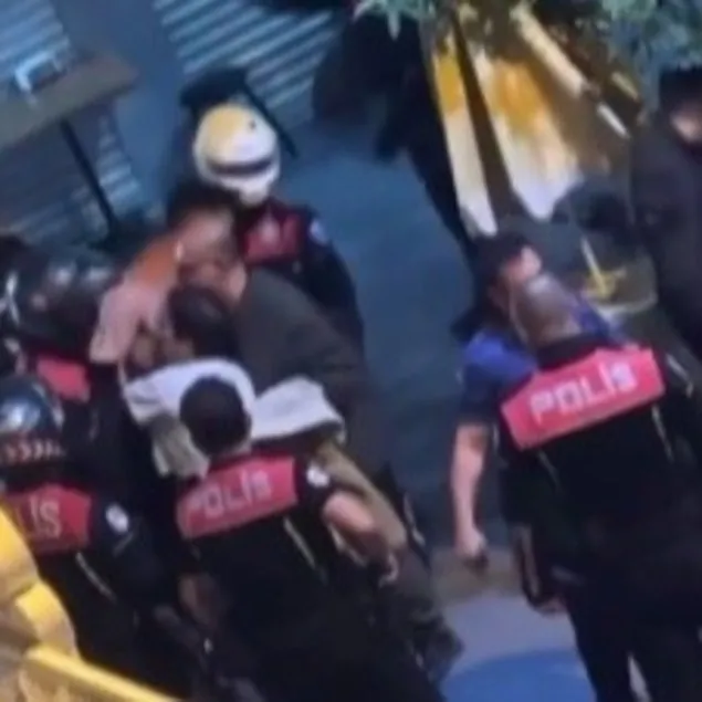 Kavgayı ayıran polise kafa attı