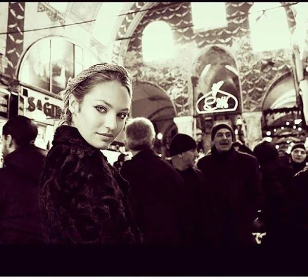 Candice Swanepoel, her paylaşımından servet kazanıyor-13