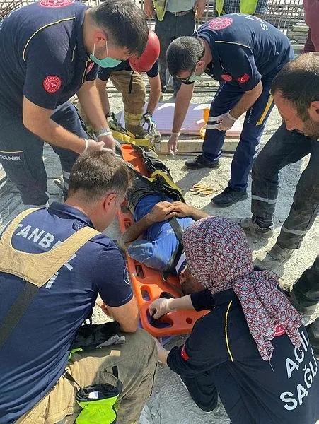 Son dakika: Arnavutköy’de İSKİ’ye ait şantiye alanında iskele devrildi: 1'i ağır 3 işçi yaralandı-3