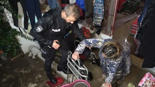 Antalya'da sağanak! Evde mahsur kalan engelli kadını ve yaşlı anneyi polis kurtardı: "Gerekirse seni sırtımda taşır çıkartırım"-4