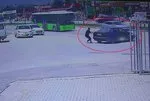 Hatay’da el frenini çekmeyi unuttuğu aracının peşinden koşsa da çaresiz kaldı, o anlar kamerada