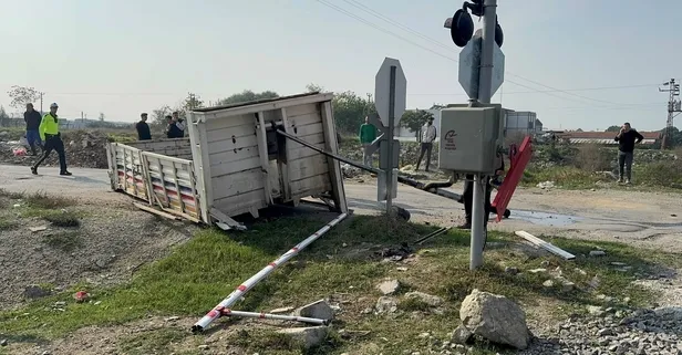 Manisa'da hemzemin geçitte feci kaza: Trenin çarptığı kamyonet ikiye bölündü