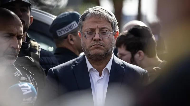 41-gun-sonra-acilan-mescid-i-aksaya-kalles-baskin-elebasilari-soykirimci-ben-gvir-siyonist-ritueller-yapti-1775996602351.jpg 41 gün sonra açılan Mescid-i Aksa'ya kalleş baskın! Elebaşıları soykırımcı Ben-Gvir: Siyonist ritüeller yaptı-2