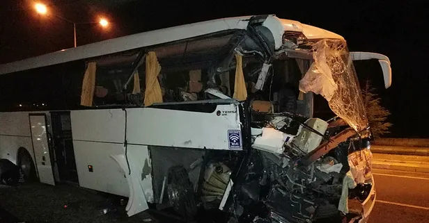 Uşak'ta yolcu otobüsü TIR'a çarptı: 16 yaralı!