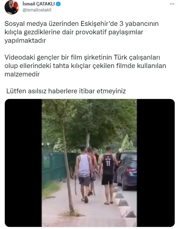 eskisehir-sokaklarinda-yabanci-uyruklu-3-kisi-kilicla-yuruyor-provokasyonlarinin-asli-film-setindeki-turk-cali-1661262298807.jpg 'Eskişehir sokaklarında yabancı uyruklu 3 kişi kılıçla yürüyor' provokasyonunun aslı! Film setindeki Türk çalışanlar ve tahta kılıçları-4