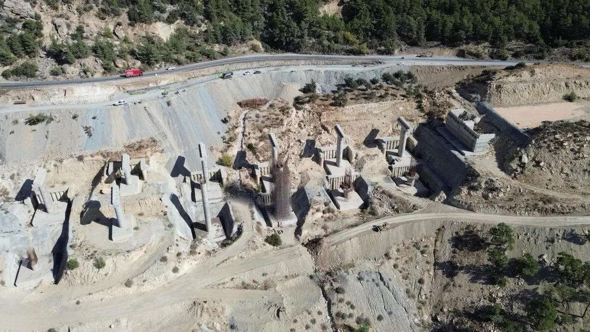 silifke-mut-sertavul-yolu-yilda-1-milyar-58-milyon-lira-tasarruf-saglayacacak-1777710341861.jpeg Silifke-Mut-Sertavul Yolu yılda 1 milyar 58 milyon lira tasarruf sağlayacacak-2