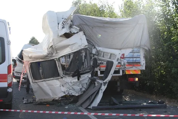 Elazığ’da düğün yolunda katliam gibi kaza: 3 ölü ve çok sayıda yaralı var-3