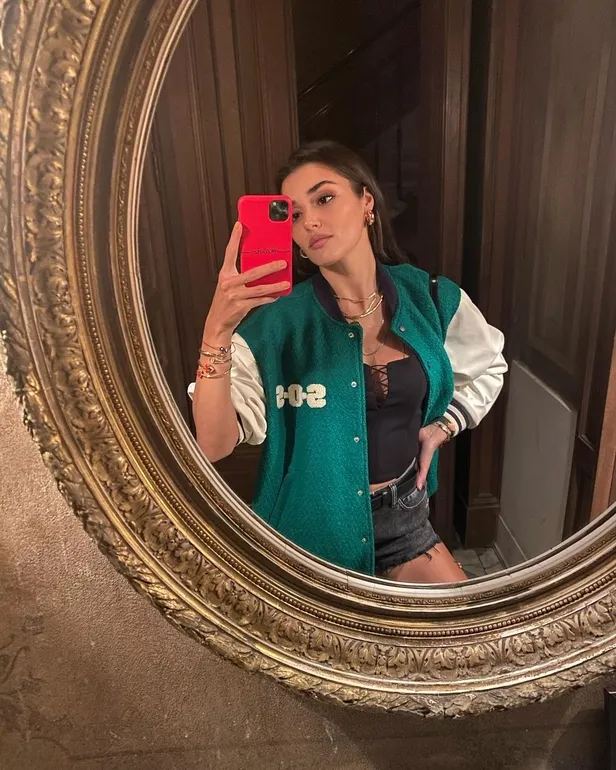 Sevgilisi Kerem Bürsin'in 'olağanüstü' kadını gömleği açtı... Hande Erçel poz işini iyi biliyor bu kez tercihi transparan büstiyer!-8