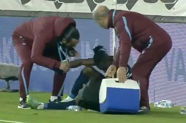 trabzonsporda-sakatlik-edgar-le-sedye-ile-sahadan-cikti-1640113526766.jpeg Trabzonspor'da sakatlık! Edgar le sedye ile sahadan çıktı-1