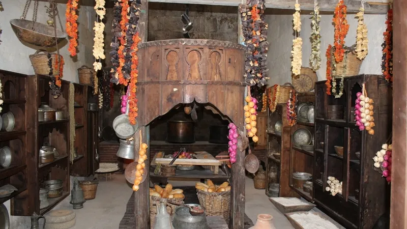 turk-dizileriyle-tanindi-800-yillik-kervansaray-dolup-tasiyor-1777386457831.jpg Türk dizileriyle tanındı: 800 yıllık kervansaray dolup taşıyor-7