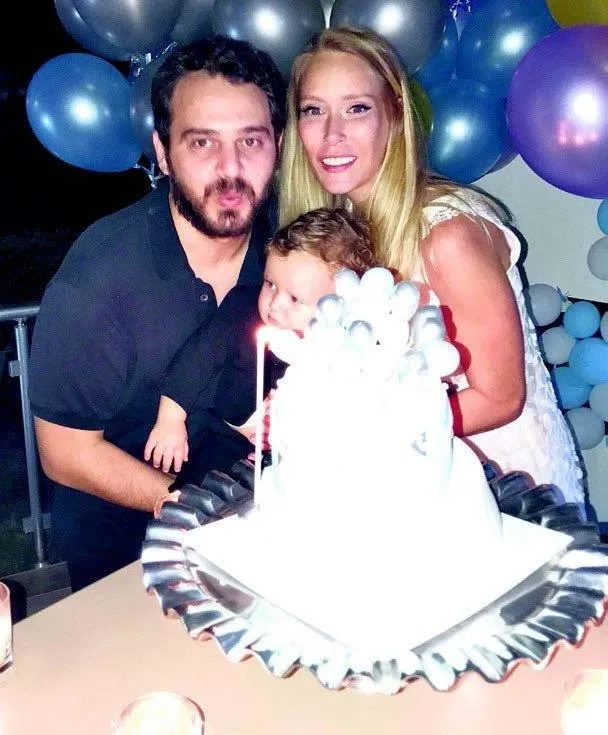 sosyetik-guzel-reyhan-goksun-taskin-oglu-ahmet-suatit-tedavi-ettirmek-isterken-75-bin-dolar-dolandirildi-1661641442929.jpeg Sosyetik güzel Reyhan Göksun Taşkın oğlu Ahmet Suat’ı tedavi ettirmek isterken 750 bin dolar dolandırıldı-6