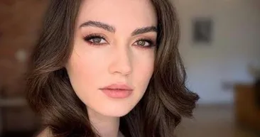 Leoparlı bikinisi ve sıfır makyajlı Burcu Özberkin yüzü gülüyor...