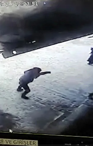 Van'da korku dolu anlar! Hastanenin çatısı çöktü