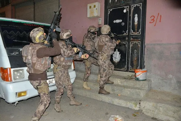 Son dakika: Adana'da terör propagandası operasyonunda 8 şüpheli gözaltına alındı-2