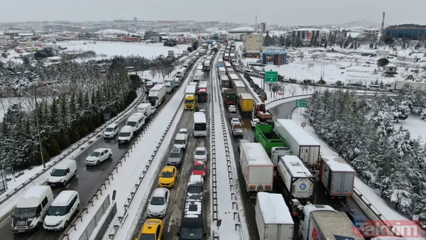 TEM Otoyolu Gebze mevkiinde kar nedeniyle kilometrelerce araç kuyruğu oluştu! Sürücüler zor anlar yaşadı - 4