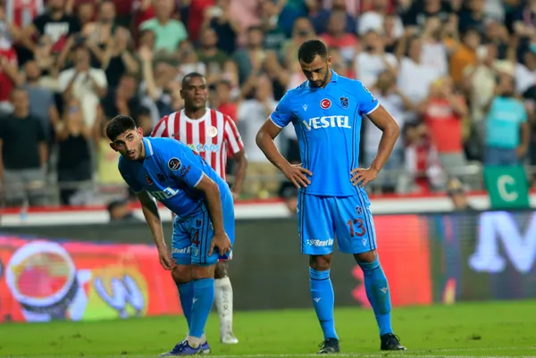 son-dakika-trabzonspor-antalyada-maglup-5-gol-yediler-1661029021488.jpg Son dakika: Trabzonspor Antalya'da mağlup! 5 gol yediler-4