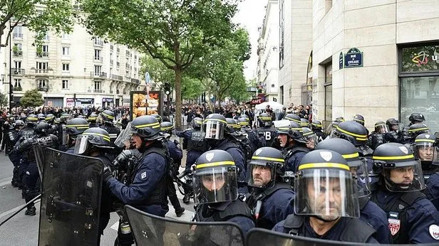 Fransa sokakları karıştı! Paris, Marsilya, Grenoblede aşırı sağ karşıtı protesto: İktidarı aldığında geri vermez