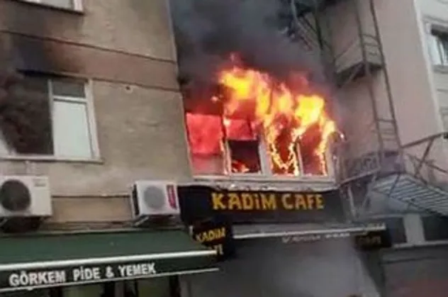 Son dakika: Kadıköy'de 4 katlı bina alevler içinde kaldı! 1 ölü