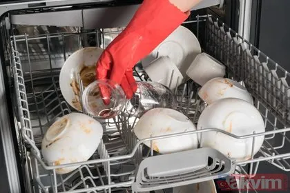 Bulaşık makinesi kokusu neden olur, nasıl çıkar? Bulaşık makinesi kokusu giderme yöntemleri neler? İşte pırıl pırıl ve kokusuz bulaşıkların formülü!