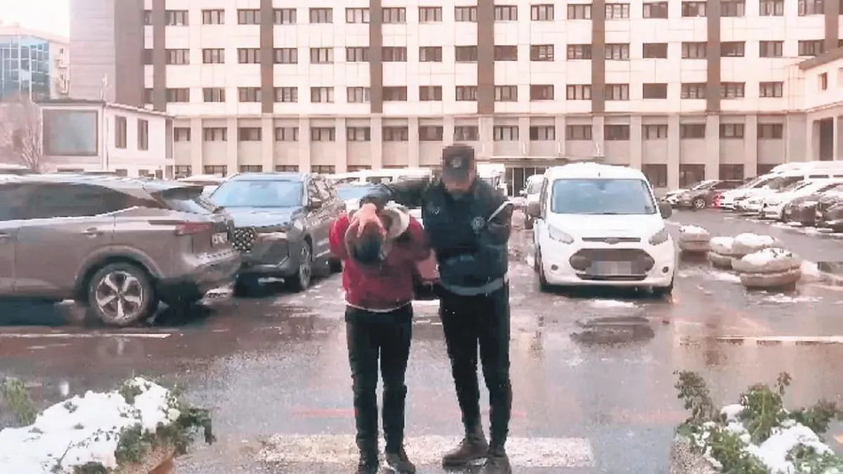 İstanbul'da korkunç olay! Takıntılı olduğu kadının evine tavanı delerek girdi I Anne ve kızı sopayla darp etti