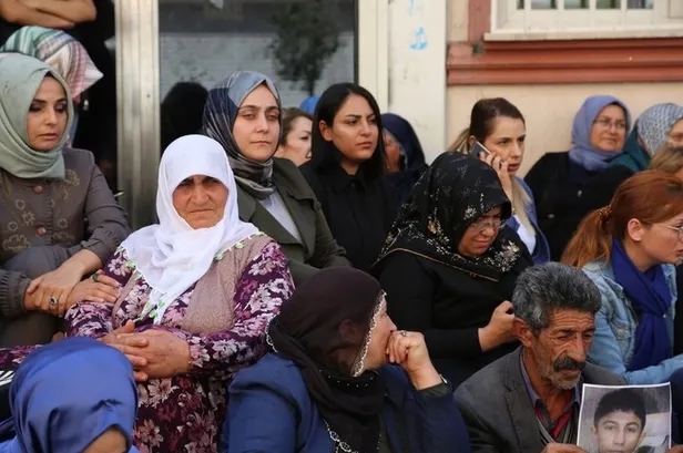 Evlat nöbetindeki acılı annelere bir destek de STK'lardan!-1