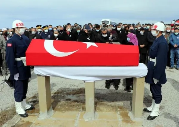 bitlisteki-helikopter-kazasinda-sehit-olan-piyade-uzman-cavus-tolga-demircinin-vasiyeti-yerine-getirildi-1615039436273.jpg