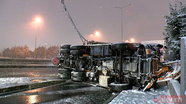 Beylikdüzü'nde kar küreme aracı devrildi! - 1
