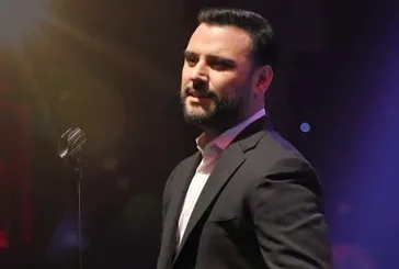 Alişan’dan deniz ortasında duygusal paylaşım! Oğlu Burak’la tatil pozları ilgi gördü: Bizim yaştakiler bilir bu hareketleri