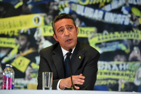 fenerbahce-taraftari-ali-koca-isyan-bayragini-acti-1662025138697.jpg Fenerbahçe taraftarı Ali Koç'a isyan bayrağını açtı-6