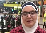 Suriyeli bir genç kız parasını Türk lirasına çevirdi