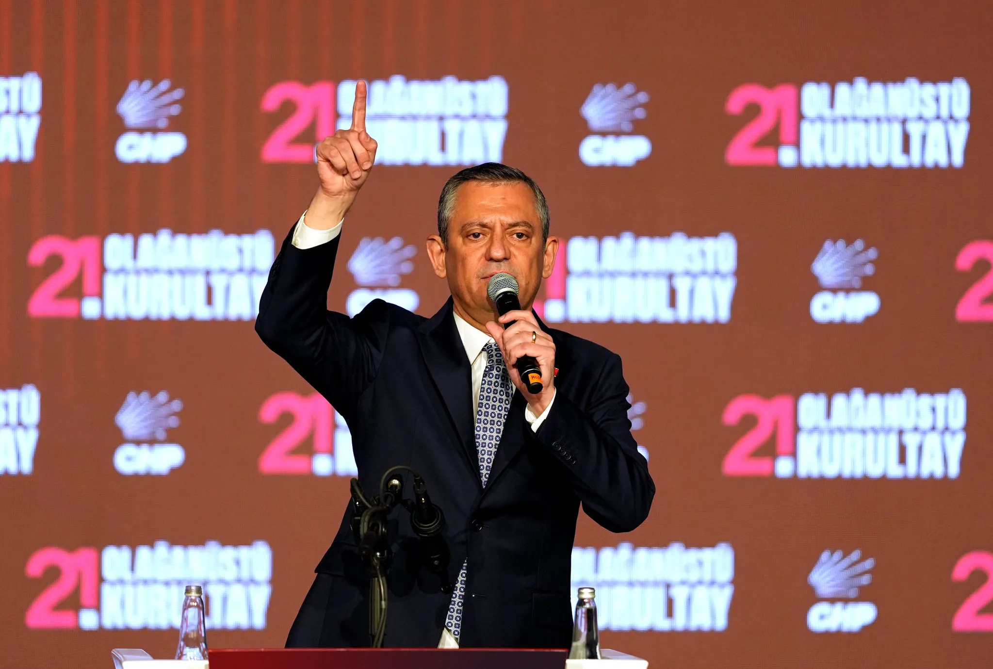 Yine hakim ve savcıları tehdit etti