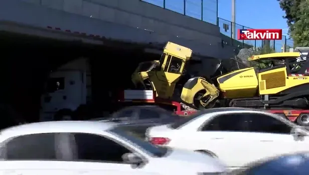 Bakırköy'de tır köprü altına sıkıştı
