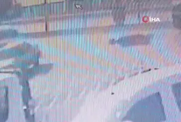 Otomobille çarpışıp savrulan motosiklet sürücüsü ölümden kıl payı kurtuldu